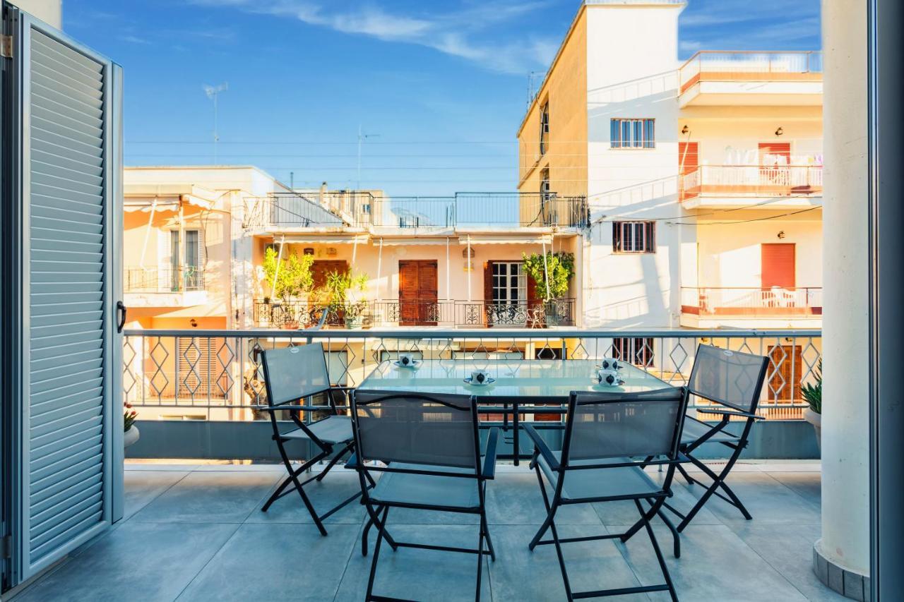 Апартаменти Upscale Modern Escape In The Historic Center Каламата Екстер'єр фото